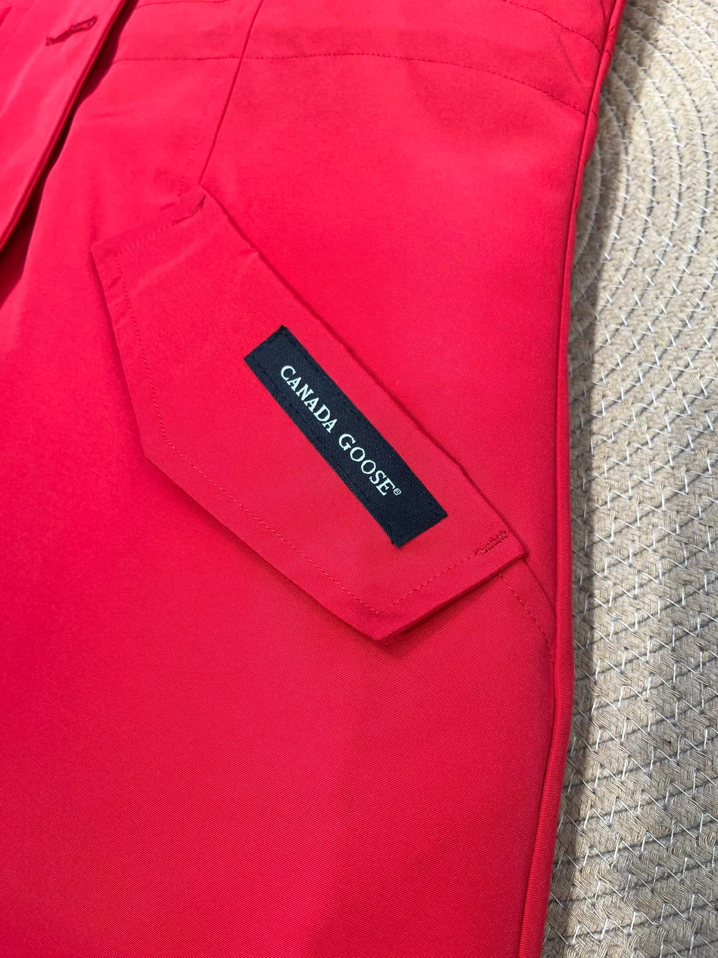 P860 Canada goose/Canada Goose 05 model 2580LA CANADA GOOSE/Canada Goose Rossclair parka women's down jacket, authentic original clothing molding, all accessories are custom-made from the original factory. This model is very unique. The zipper at the back can be opened to change into a dovetail style, with diagonal pockets and a layer of hidden pockets underneath. The official website has become a popular model. The softness and hardness of the fabric are compared with the genuine ones. It can be restored by kneading at will (fabric misunderstanding: fabrics with high hardness are not waterproof. Only those who buy the latest genuine version this year will notice the softness and comfort of the fabrics). The down is synchronized with the genuine white duck down. It is fluffy and not lumpy. The electronically controlled down charging machine is used to fill the zippers with customized genuine YKK zippers. High hardness and no lag. The fur collar is purchased from the same manufacturer as Wolf Hair. (Cooperative factory 2019 Canadian wolf skin auction and Big Goose official auction of wolf skin fur collars on the same site) All workmanship and wiring are controlled by workers with more than ten years of service. They must be horizontal and vertical, and are not crooked. The density of the inner wiring is more exquisite. Compare at will. Big goose label, collar label, washed label, hang tag, zipper rope, pocket label, back label, collar velvet, Velcro fasteners, all details of the cuffs are updated simultaneously with the original product, the best version, and the most complete color matching. The fighter in World 05 battles various world goods. Size: XS-XL